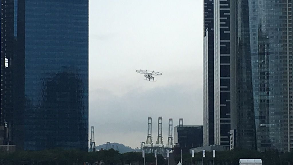 El Volocopter 2X, un aerotaxi alemán tripulado, realiza un vuelo de prueba en Singapur