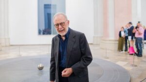 El artista Gerhard Richter delante de su obra "Dos espejos dobles para un péndulo", presentada en una iglesia de Münster, Alemania