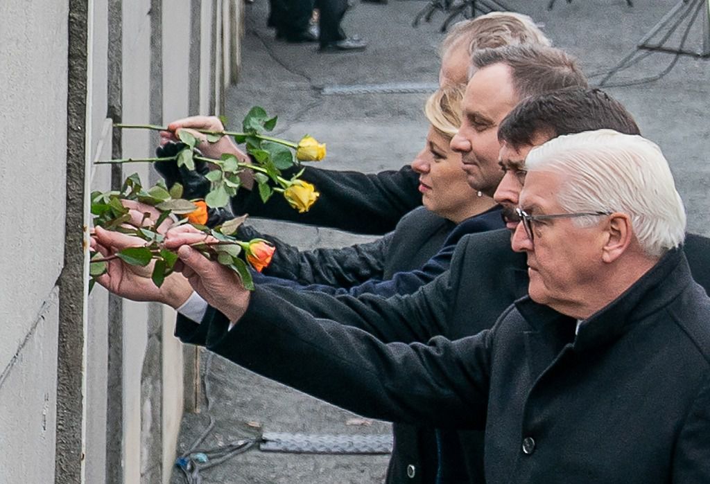 El presidente alemán, Frank-Walter Steinmeier, el presidente de Hungría, Janos Ader, el presidente de Polonia, Andrzej Duda, la presidenta de Eslovaquia, Zuzana Caputova, y el presidente de la República Checa, Milos Zeman, colocan flores en el sitio conmemorativo de la Fundación del Muro de Berlín en la calle Bernauer Straße. Foto: Michael Kappeler/dpa