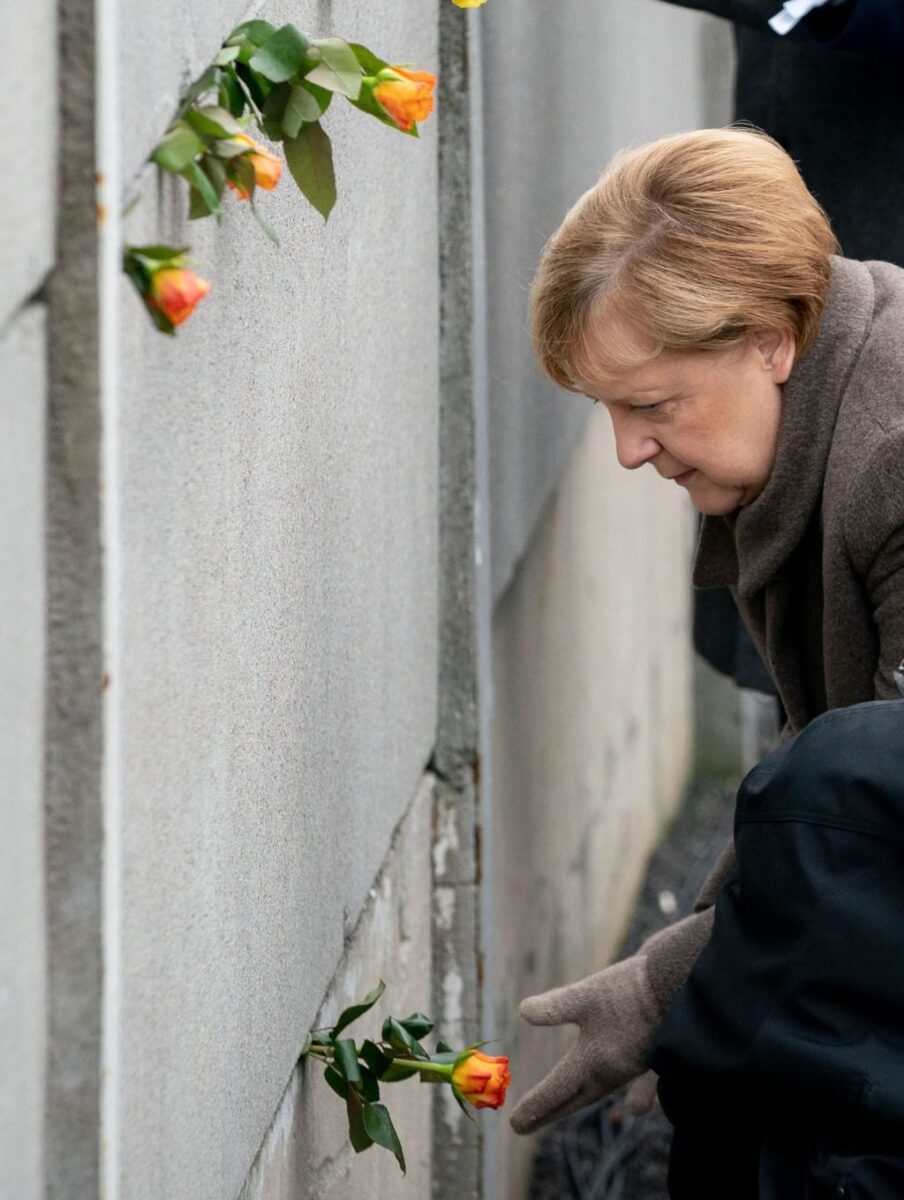 La canciller alemana, Angela Merkel, coloca una flor en el sitio conmemorativo de la Fundación del Muro de Berlín en la calle Bernauer Straße. Foto: Kay Nietfeld/dpa