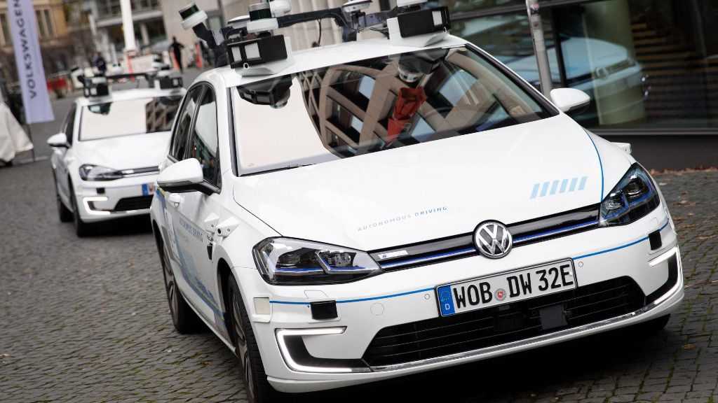 Dos de los vehículos Golf equipados especialmente por Volkswagen para su proyecto de conducción autónoma llevado a cabo en la ciudad alemana de Hamburgo