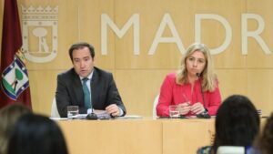 Borja Carabante, delegado del Área de Medio Ambiente y Movilidad del Ayuntamiento de Madrid, e Inmaculada Sanz, portavoz del Ejecutivo local