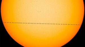 magen compuesta de varias fotogramas del tránsito de Mercurio ocurrido el 9 de mayo de 2016 y captado por el Observatorio de Dinámica Solar (SDO) de la NASA