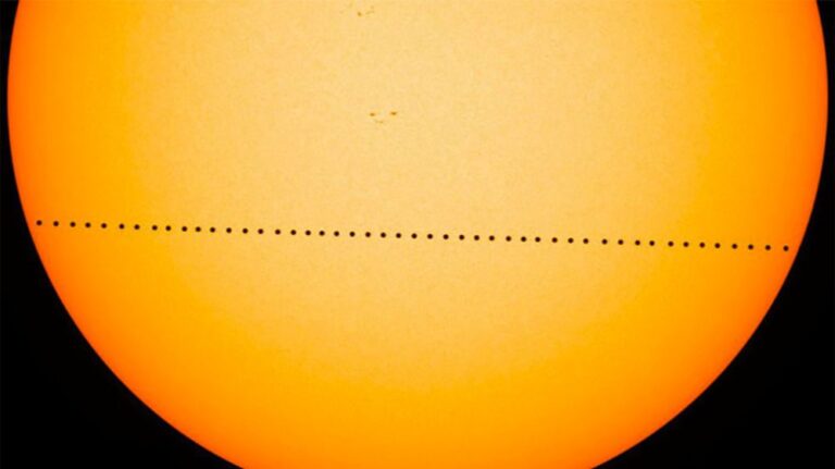 magen compuesta de varias fotogramas del tránsito de Mercurio ocurrido el 9 de mayo de 2016 y captado por el Observatorio de Dinámica Solar (SDO) de la NASA