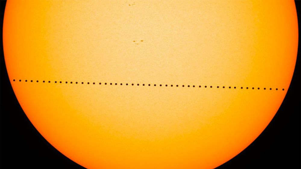 magen compuesta de varias fotogramas del tránsito de Mercurio ocurrido el 9 de mayo de 2016 y captado por el Observatorio de Dinámica Solar (SDO) de la NASA