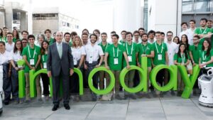 Galán con jóvenes participantes en Innoday