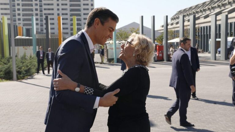 Pedro Sánchez junto a Manuela Carmena