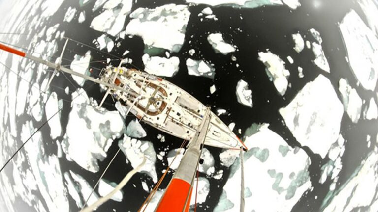 El velero Tara navegando a través de trozos de hielo. Imagen tomada por un drone
