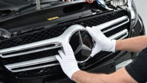 Un empleado de Mercedes-Benz monta una estrella en un coche de la Clase C en una planta de producción de Daimler en Bremen, Alemania