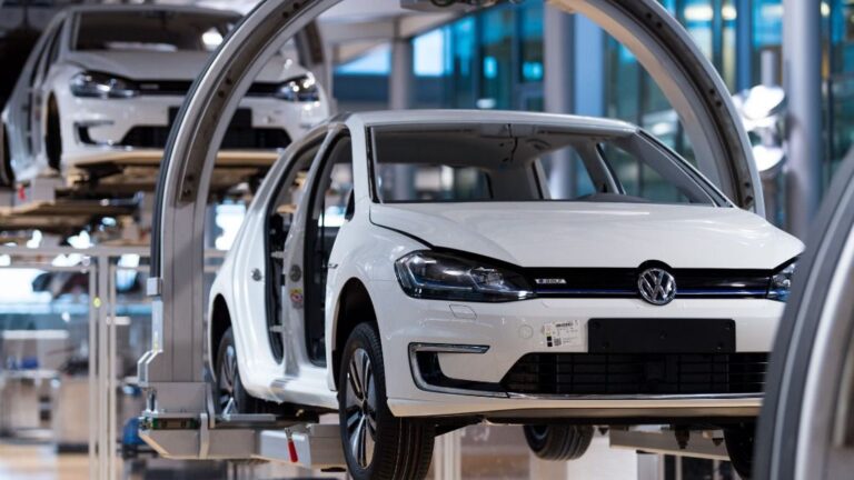 Producción de un modelo e-Golf de Volkswagen en la fábrica de la ciudad de Dresde