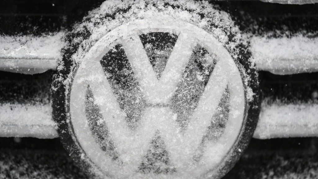 El grupo automotriz alemán Volkswagen reduce metas de ventas y beneficios para 2020