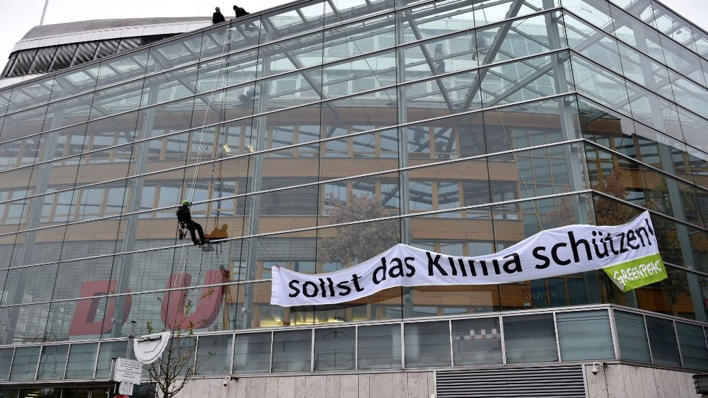 Un grupo de activistas de la organización ambientalista Greenpeace robaron la letra C del logo de la CDU en la sede en Berlín del partido Unión Demócrata Cristiana (CDU)