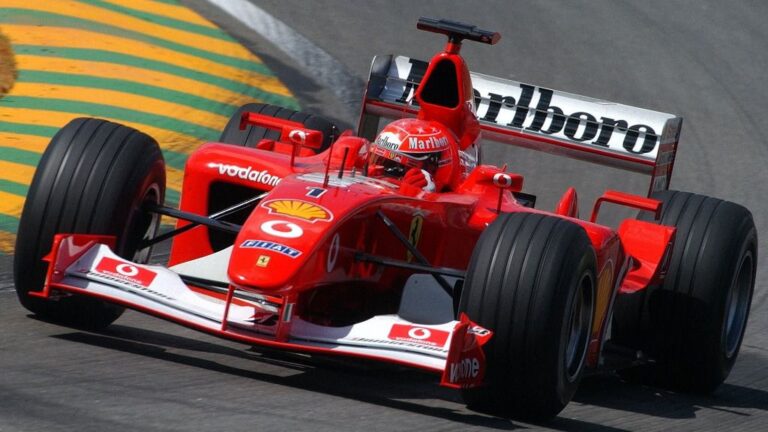 Michael Schumacher al volante del Ferrari F2002 durante una prueba en el circuito de Interlagos, Brasil