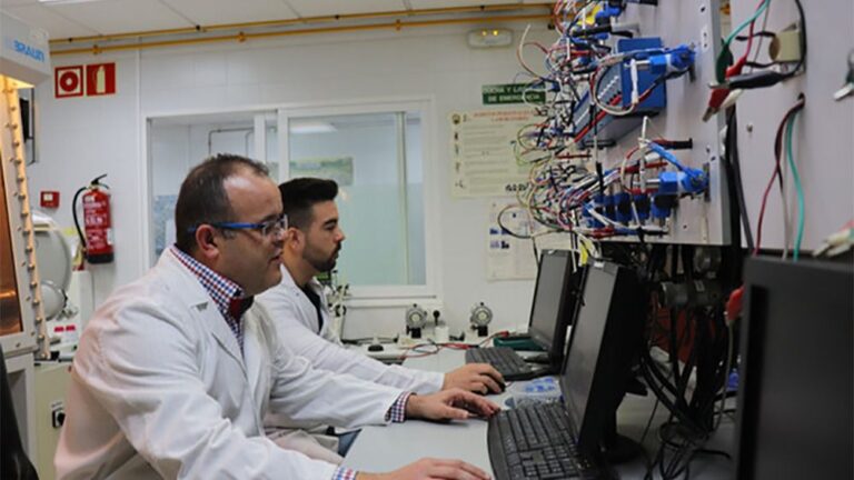 Los investigadores del estudio Gregorio Ortiz (izquierda) y Saul Rubio (derecha) realizan algunas comprobaciones en el laboratorio