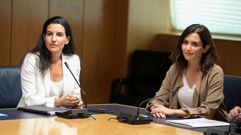 Rocío Monasterio, portavoz de Vox en la Asamblea de Madrid, junto a Isabel Díaz Ayuso