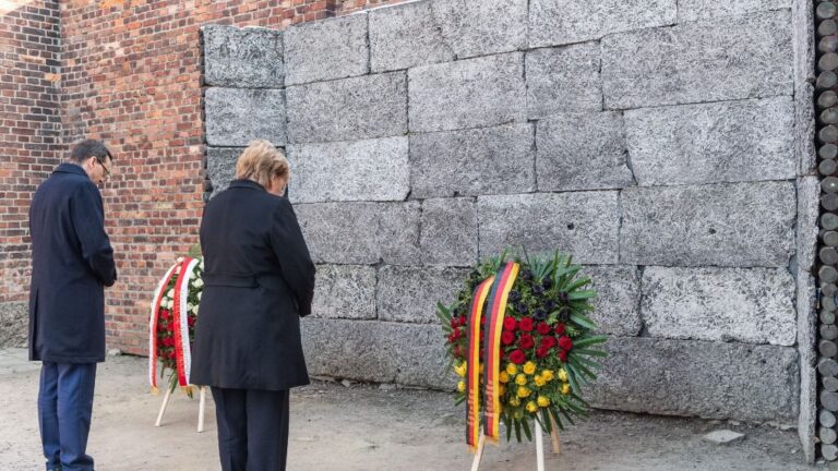 La canciller alemana, Angela Merkel, junto al el primer ministro de Polonia, Mateusz Morawiecki, honran a las víctimas ante el llamado Muro Negro