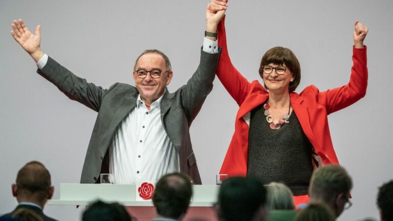 Saskia Esken y Norbert Walter-Borjans durante el congreso del Partido Socialdemócrata Alemán (SPD)
