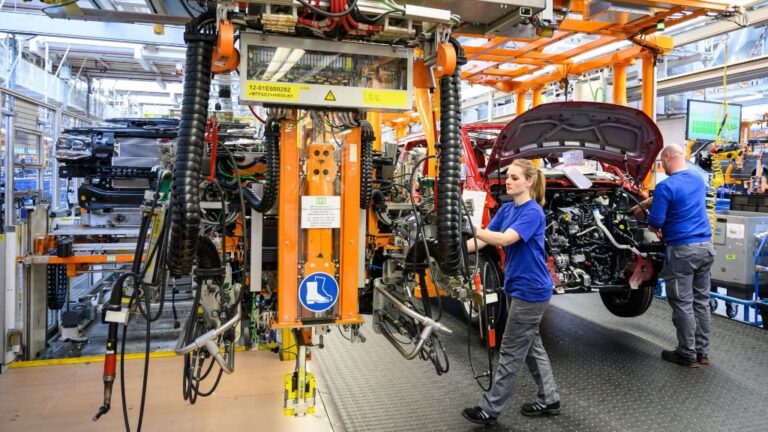 Trabajadores en la fábrica de vehículos industriales de Volkswagen en Hannover
