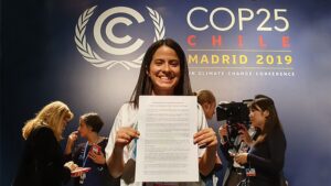 La activista climática Sara Cognuck, de Costa Rica, muestra la Declaración sobre los Niños, Niñas, Jóvenes y la Acción Climática