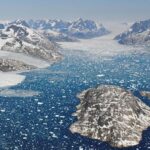 Glaciares que se derriten y dan lugar a icebergs en las aguas del fiordo de Mogens Heinesen, al suroeste de Groenlandia