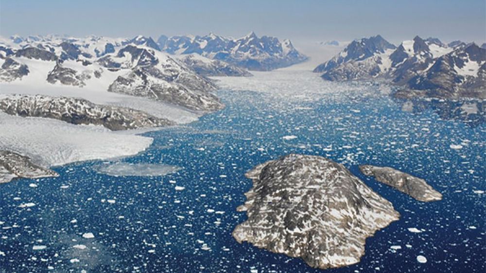 Glaciares que se derriten y dan lugar a icebergs en las aguas del fiordo de Mogens Heinesen, al suroeste de Groenlandia