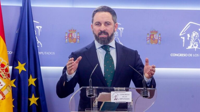 El presidente de Vox, Santiago Abascal, ofrece una rueda de prensa en el Congreso de los Diputados tras su consulta con el Rey