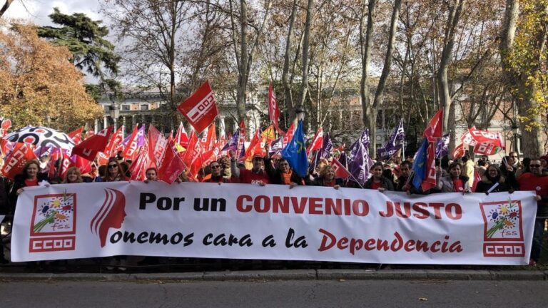 Manifestación de trabajadoras de la dependencia frente a la sede del Ministerio de Sanidad