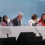 El secretario ejecutivo adjunto de la ONU, Ovais Sarmad (1i), la secretaria ejecutiva de la ONU, Patricia Espinosa (2i), y otros participantes relevantes en la nueva jornada en la Cumbre del Clima