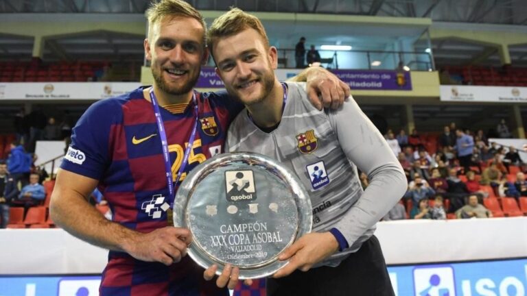 Luka Cindric y Gonzalo Pérez de Vargas, con la Copa Asobal de 2019