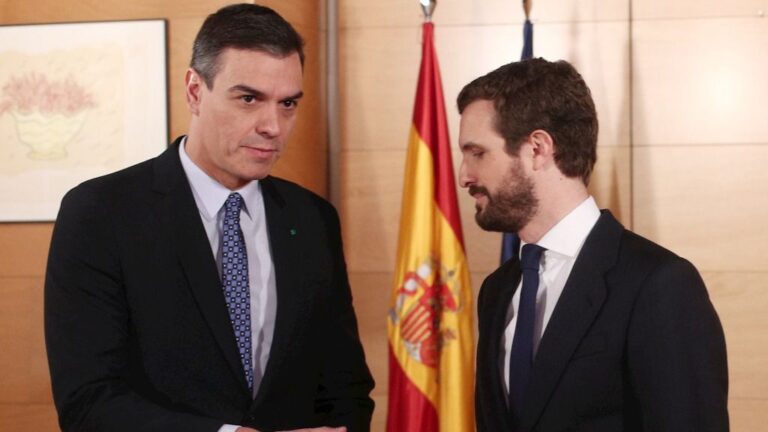 Reunión del jefe del Ejecutivo en funciones, Pedro Sánchez, y el líder del PP, Pablo Casado