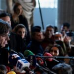 El expresidente de Cataluña Carles Puigdemont responde a los periodistas el 16 de diciembre de 2019 en un tribunal de Bruselas