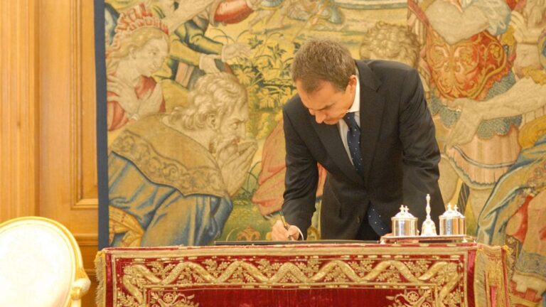 Zapatero firma la reforma constitucional