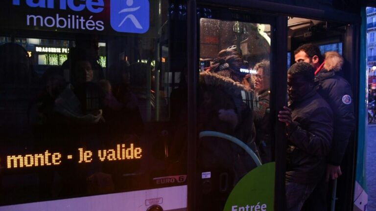 Unos pasajeros abordan un autobús en la estación de tren Gare du Nord de París el 18 de diciembre de 2019, durante la huelga en Francia contra la reforma del sistema de pensiones