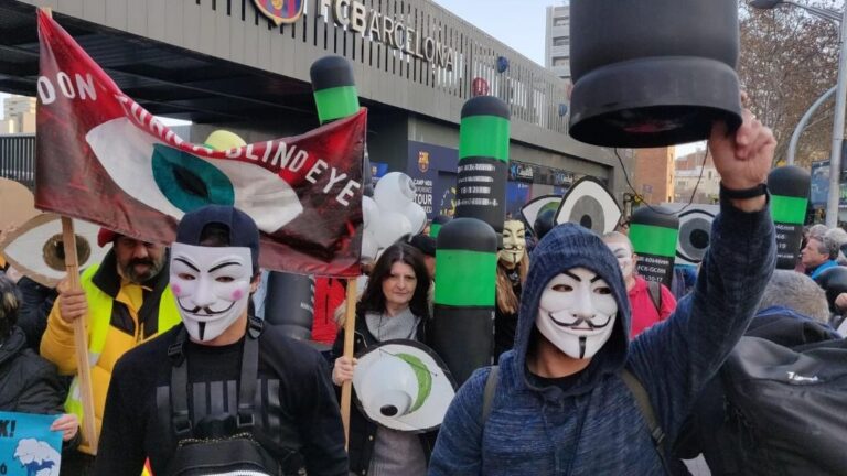 Tsunami se concentra a las puertas del Camp Nou para pedir "diálogo, libertad y autodeterminación"