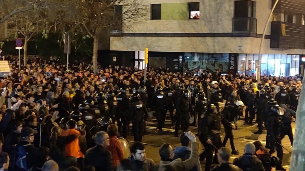 Pelea multitudinaria entre Boixos Nois e independentistas a las puertas del Camp Nou en Barcelona, el 18 de diciembre de 2019