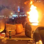 Manifestantes queman contenedores ante el Camp Nou durante el Clásico