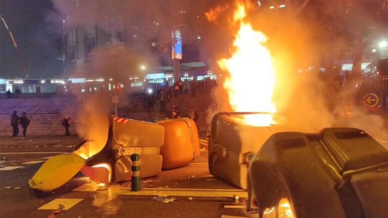 Manifestantes queman contenedores ante el Camp Nou durante el Clásico