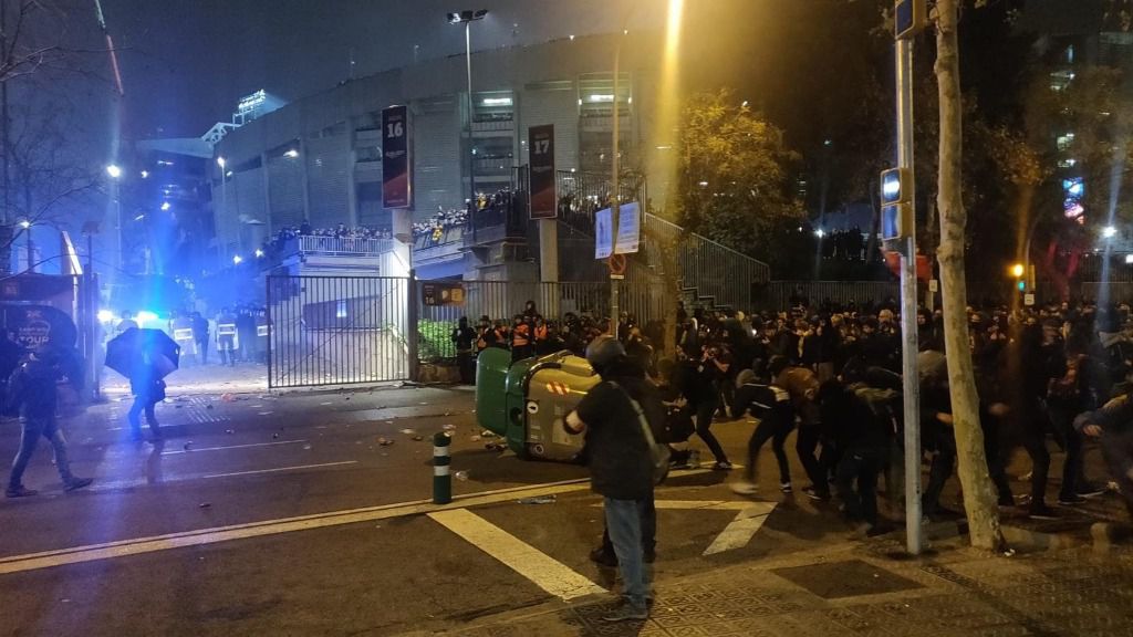 ncidentes con manifestantes de Tsunami Democràtic en la zona del Camp Nou durante la celebración del Clásico, el 18 de diciembre de 2019