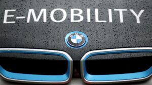 Un coche BMW modelo i3 eléctrico, con la inscripción "E-Mobility" (electromovilidad). El fabricante alemán de automóviles BMW encargó litio al consorcio chino de materias primas Ganfeng por un precio de 540 millones de euros