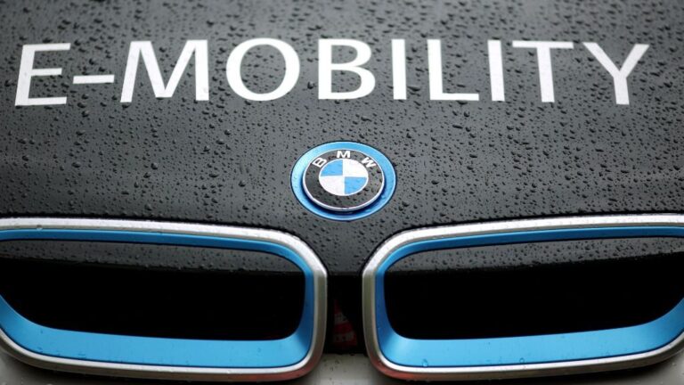 Un coche BMW modelo i3 eléctrico, con la inscripción "E-Mobility" (electromovilidad). El fabricante alemán de automóviles BMW encargó litio al consorcio chino de materias primas Ganfeng por un precio de 540 millones de euros