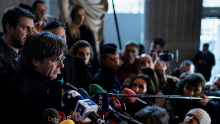 El expresidente de Cataluña Carles Puigdemont responde a los periodistas el 16 de diciembre de 2019 en un tribunal de Bruselas