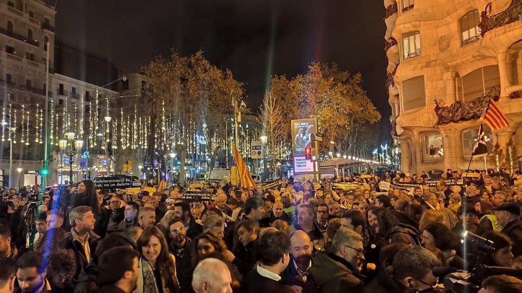 Centenares de personas piden la libertad de Junqueras y protestan contra la inhabilitación de Torra