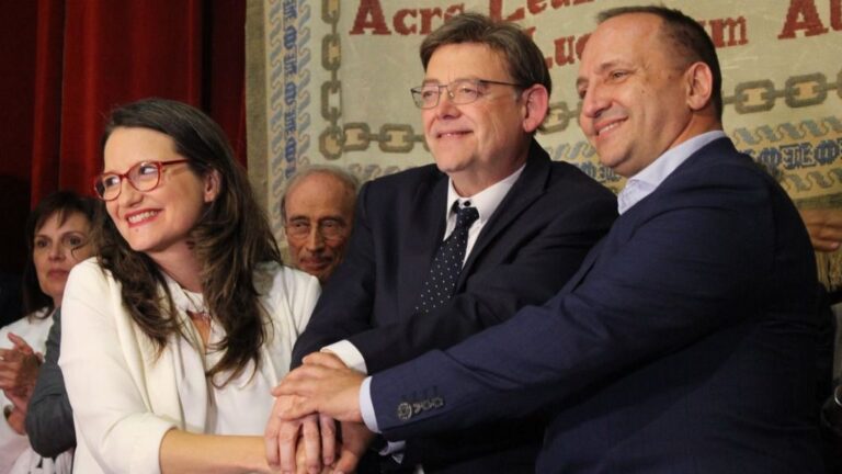 De izquierda a derecha: Mónica Oltra, de Compromís; Ximo Puig, del PSOE; y Rubén Martínez Dalmau, de Podemos, en la firma del Pacto del Botànic II