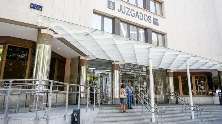 Personas entran por la puerta de los Juzgados de Instrucción ubicados en la Plaza de Castilla de Madrid