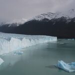 Los grandes desprendimientos del frente del glaciar flotan a la deriva en forma de icebergs