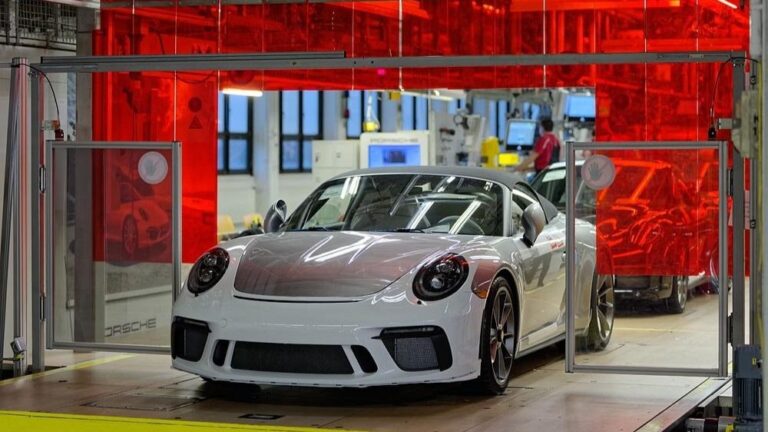 Imagen del Porsche 911 en la línea de producción