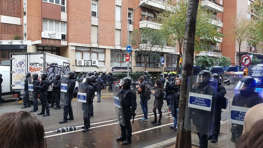 Agentes antidisturbios de los Mossos d'Esquadra en un desahucio en la Travessera de Gràcia de Barcelona