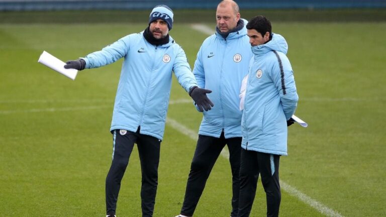 Mikel Arteta escucha las instrucciones de Pep Guardiola en un entrenamiento del Manchester City