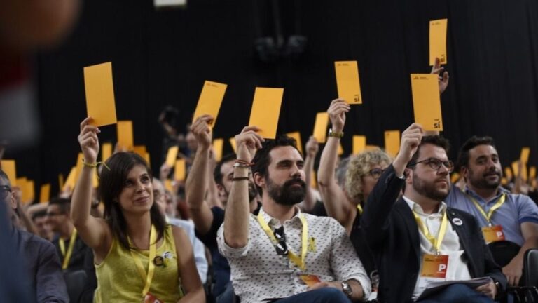 La portavoz de ERC, Marta Vilalta, el presidente del Parlament, Roger Torrent, y el vicepresidente de la Generalitat, Pere Aragonès, en la conferencia nacional de ERC de 2018