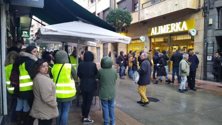 Imagen de un piquete ante un supermercado